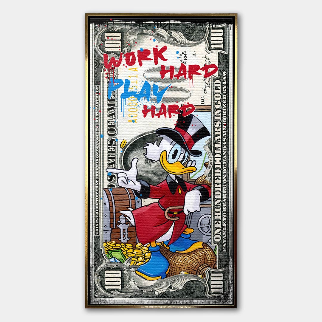 Obraz na płótnie Sknerus McKwacz w stylu pop-art z napisem Work Hard Play Hard na tle 100 dolarowego banknotu. Motywacyjny wydruk galeryjny, sztuka nowoczesna.