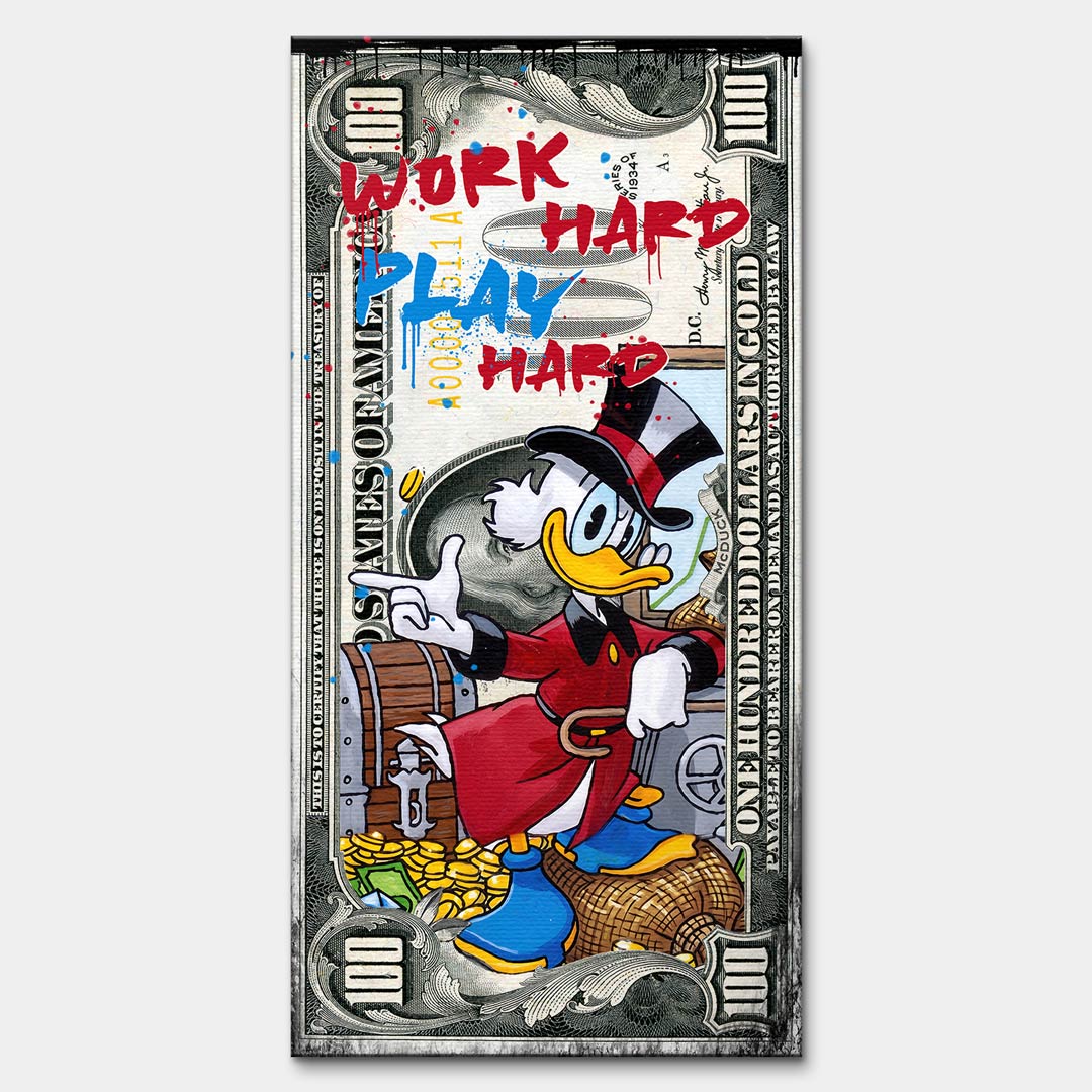 Obraz na płótnie Sknerus McKwacz w stylu pop-art z napisem Work Hard Play Hard na tle 100 dolarowego banknotu. Motywacyjny wydruk galeryjny, sztuka nowoczesna.