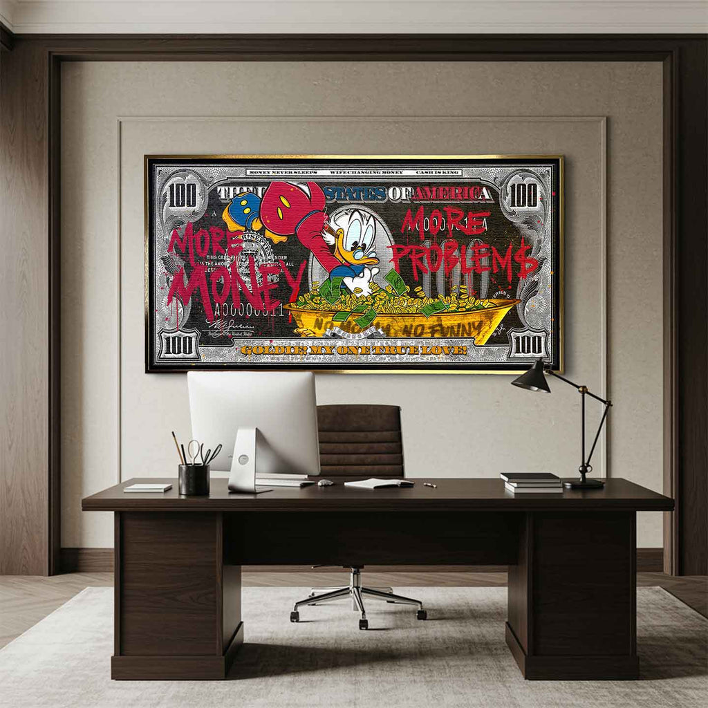 Obraz na płótnie w stylu pop-art przedstawiający Sknerusa McKwacza nurkującego w wannie pełnej złotych monet na tle stylizowanego banknotu dolarowego. Grafika zawiera czerwone napisy graffiti "More Money" i "More Problems"