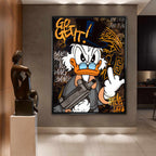 Obraz Sknerus McKwacz na płótnie „Go Get It Duck”. Sknerus McKwacz w stylu street art, z bronią i napisem Go Get It, symbol determinacji i siły w dążeniu do sukcesu.