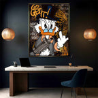 Obraz Sknerus McKwacz na płótnie „Go Get It Duck”. Sknerus McKwacz w stylu street art, z bronią i napisem Go Get It, symbol determinacji i siły w dążeniu do sukcesu.