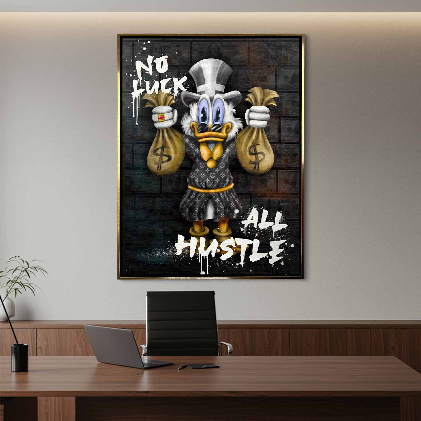 Obraz na płótnie Sknerus McKwacz trzymający worki z pieniędzmi. Nowoczesna sztuka motywacyjna z napisem No Luck All Hustle, wydruk galeryjny.