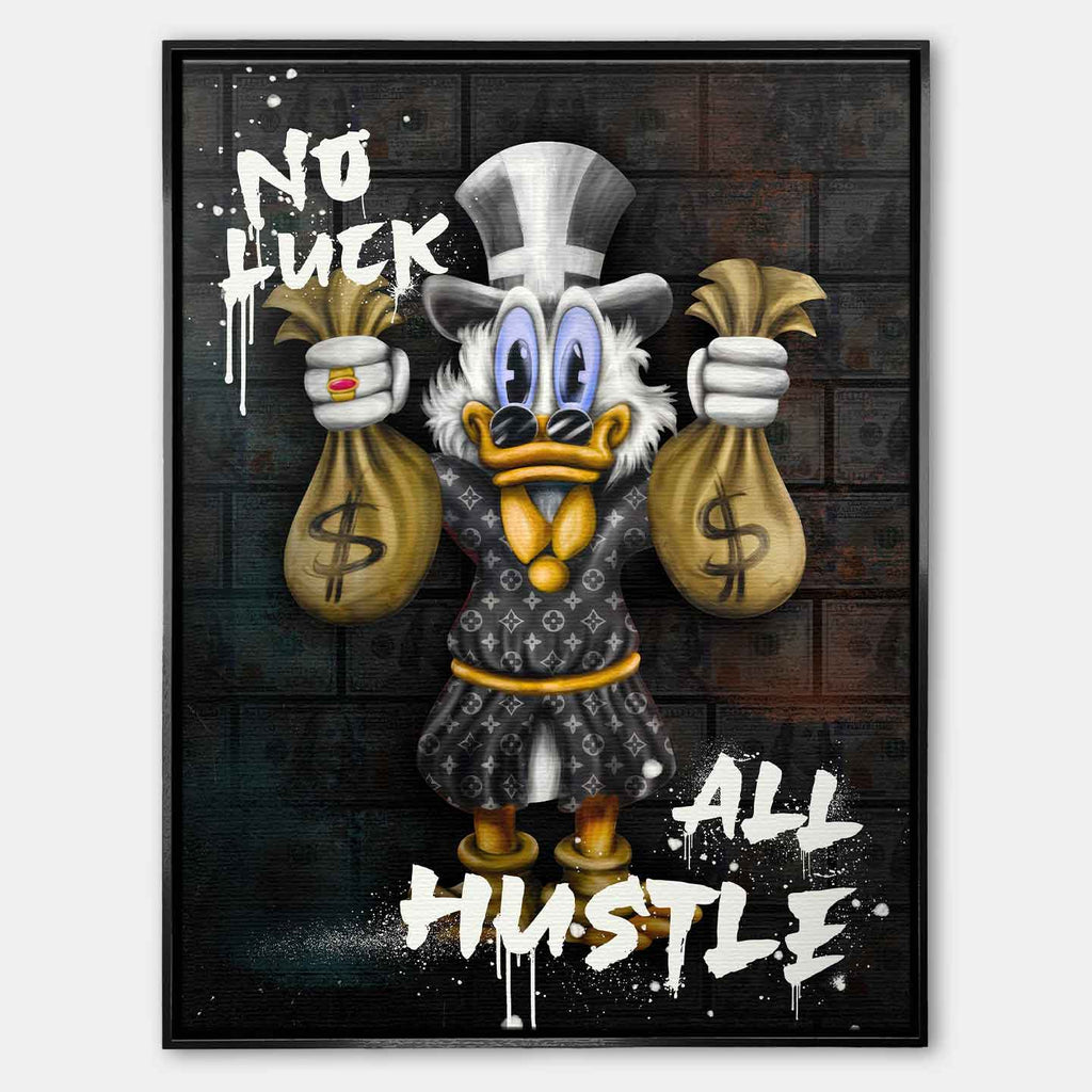 Obraz na płótnie Sknerus McKwacz trzymający worki z pieniędzmi. Nowoczesna sztuka motywacyjna z napisem No Luck All Hustle, wydruk galeryjny.