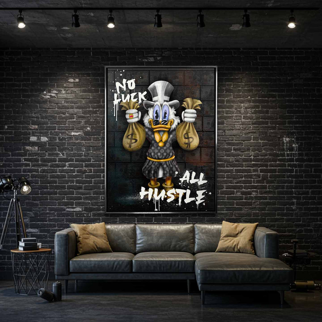 Obraz na płótnie Sknerus McKwacz trzymający worki z pieniędzmi. Nowoczesna sztuka motywacyjna z napisem No Luck All Hustle, wydruk galeryjny.