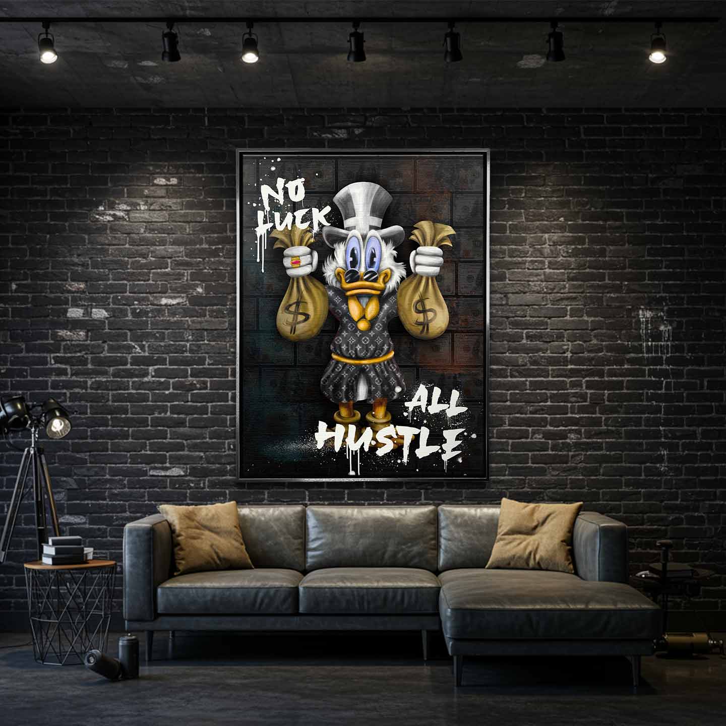 Obraz na płótnie Sknerus McKwacz trzymający worki z pieniędzmi. Nowoczesna sztuka motywacyjna z napisem No Luck All Hustle, wydruk galeryjny.