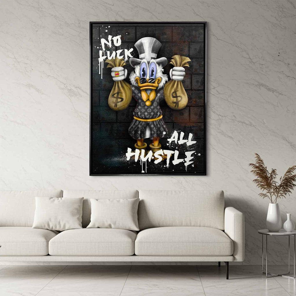 Obraz na płótnie Sknerus McKwacz trzymający worki z pieniędzmi. Nowoczesna sztuka motywacyjna z napisem No Luck All Hustle, wydruk galeryjny.