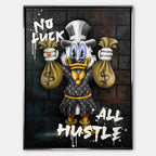 Obraz na płótnie Sknerus McKwacz trzymający worki z pieniędzmi. Nowoczesna sztuka motywacyjna z napisem No Luck All Hustle, wydruk galeryjny.