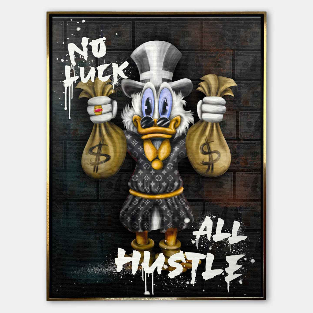 Obraz na płótnie Sknerus McKwacz trzymający worki z pieniędzmi. Nowoczesna sztuka motywacyjna z napisem No Luck All Hustle, wydruk galeryjny.