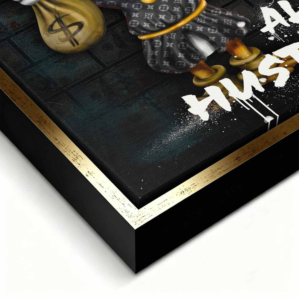 Obraz na płótnie Sknerus McKwacz trzymający worki z pieniędzmi. Nowoczesna sztuka motywacyjna z napisem No Luck All Hustle, wydruk galeryjny.