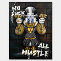 Obraz na płótnie Sknerus McKwacz trzymający worki z pieniędzmi. Nowoczesna sztuka motywacyjna z napisem No Luck All Hustle, wydruk galeryjny.