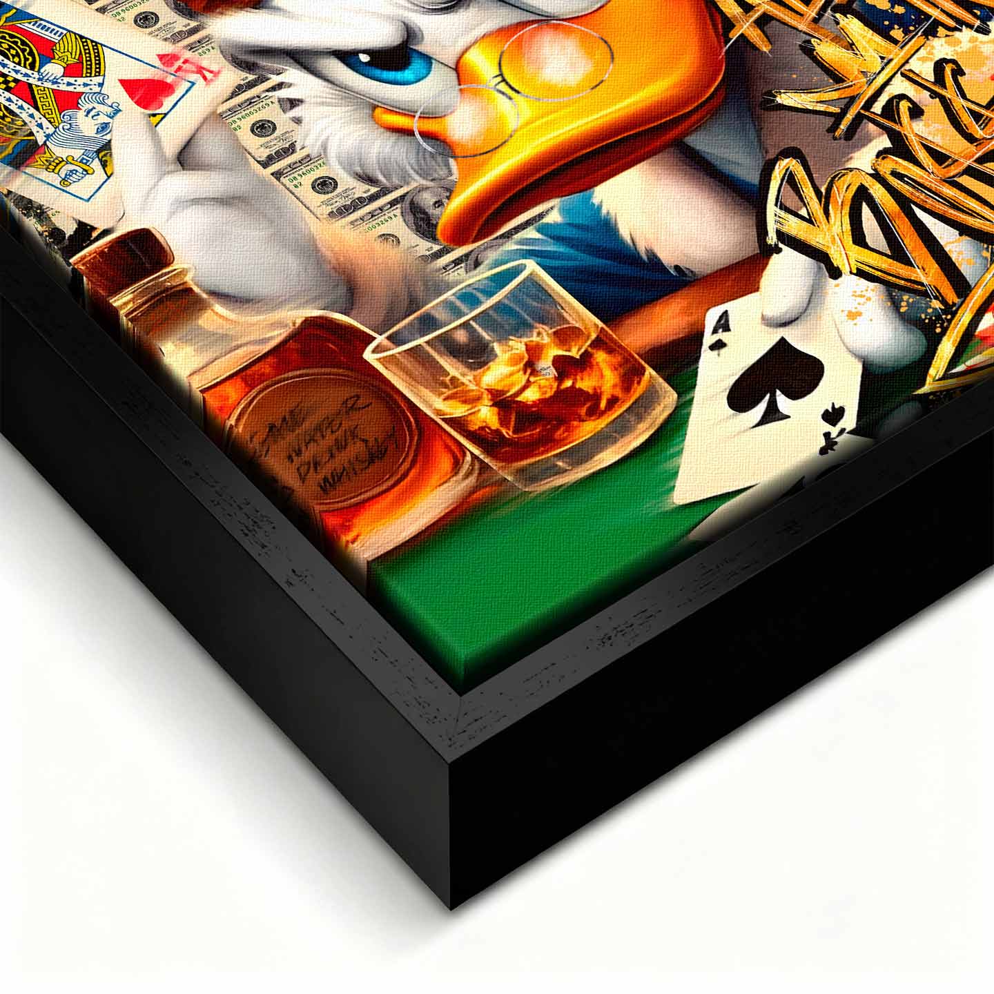 Obraz Sknerus McKwacz na płótnie Poker Duck ze Sknerusem McKwaczem w koronie, trzymającym asa pik i whisky, symbolizujący luksus, ryzyko i mentalność zwycięzcy.