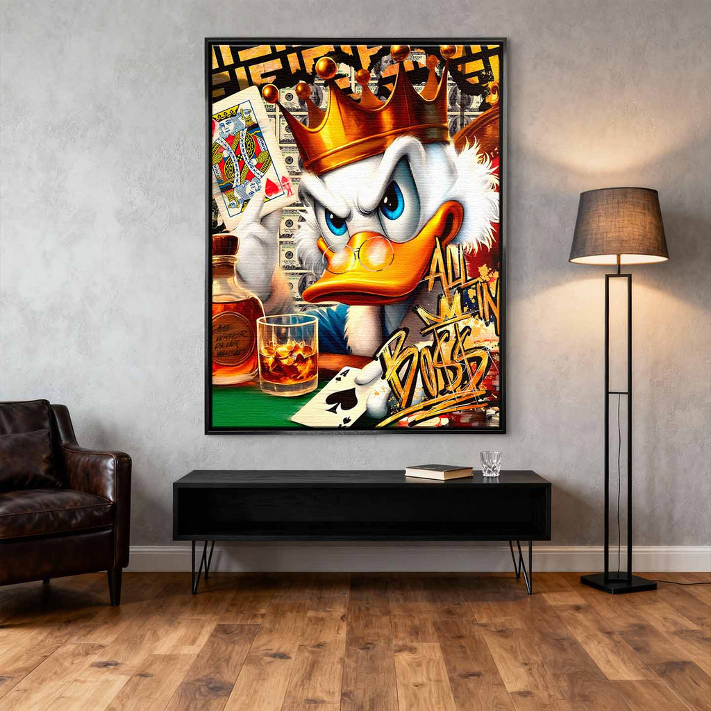 Obraz Sknerus McKwacz na płótnie Poker Duck ze Sknerusem McKwaczem w koronie, trzymającym asa pik i whisky, symbolizujący luksus, ryzyko i mentalność zwycięzcy.