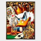 Obraz Sknerus McKwacz na płótnie Poker Duck ze Sknerusem McKwaczem w koronie, trzymającym asa pik i whisky, symbolizujący luksus, ryzyko i mentalność zwycięzcy.