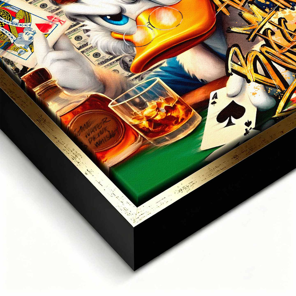 Obraz Sknerus McKwacz na płótnie Poker Duck ze Sknerusem McKwaczem w koronie, trzymającym asa pik i whisky, symbolizujący luksus, ryzyko i mentalność zwycięzcy.