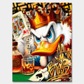 Obraz Sknerus McKwacz na płótnie Poker Duck ze Sknerusem McKwaczem w koronie, trzymającym asa pik i whisky, symbolizujący luksus, ryzyko i mentalność zwycięzcy.
