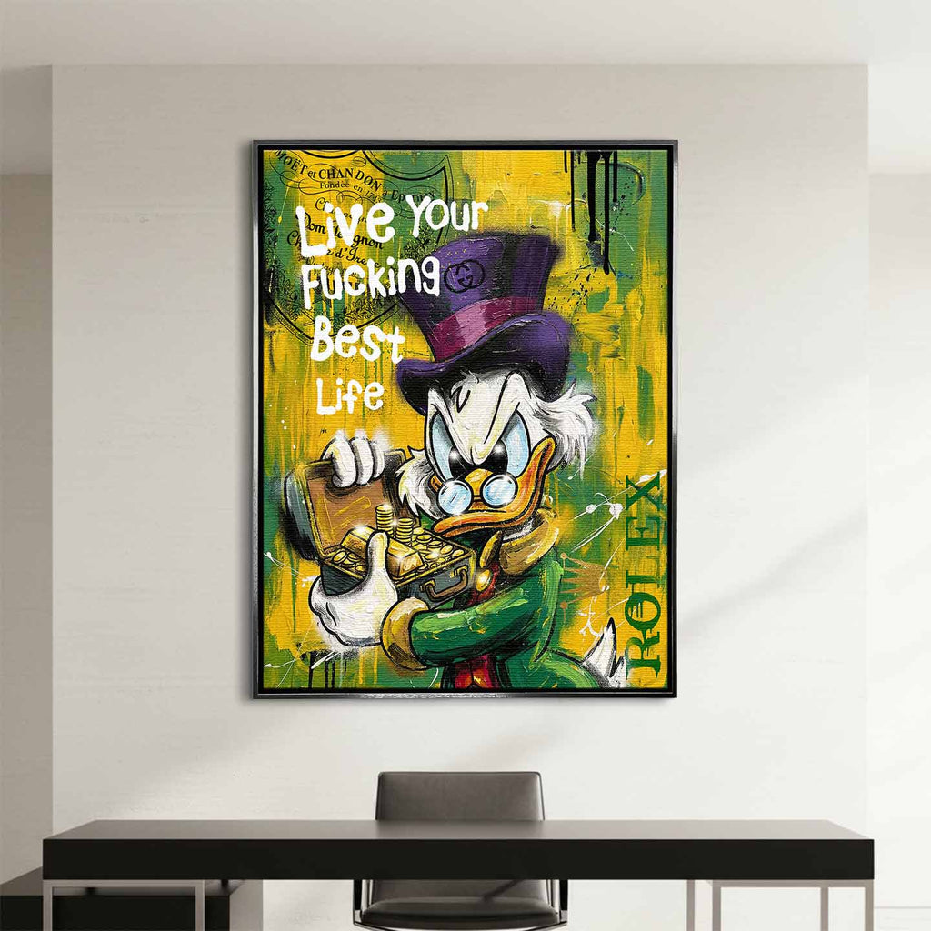 Obraz ze Sknerusem McKwaczem na płótnie Rich Duck – pop art, ze sknerusem mckwaczem trzymającym złoto, motyw pieniędzy, luksusu i sukcesu w intensywnych kolorach żółtego i zielonego.