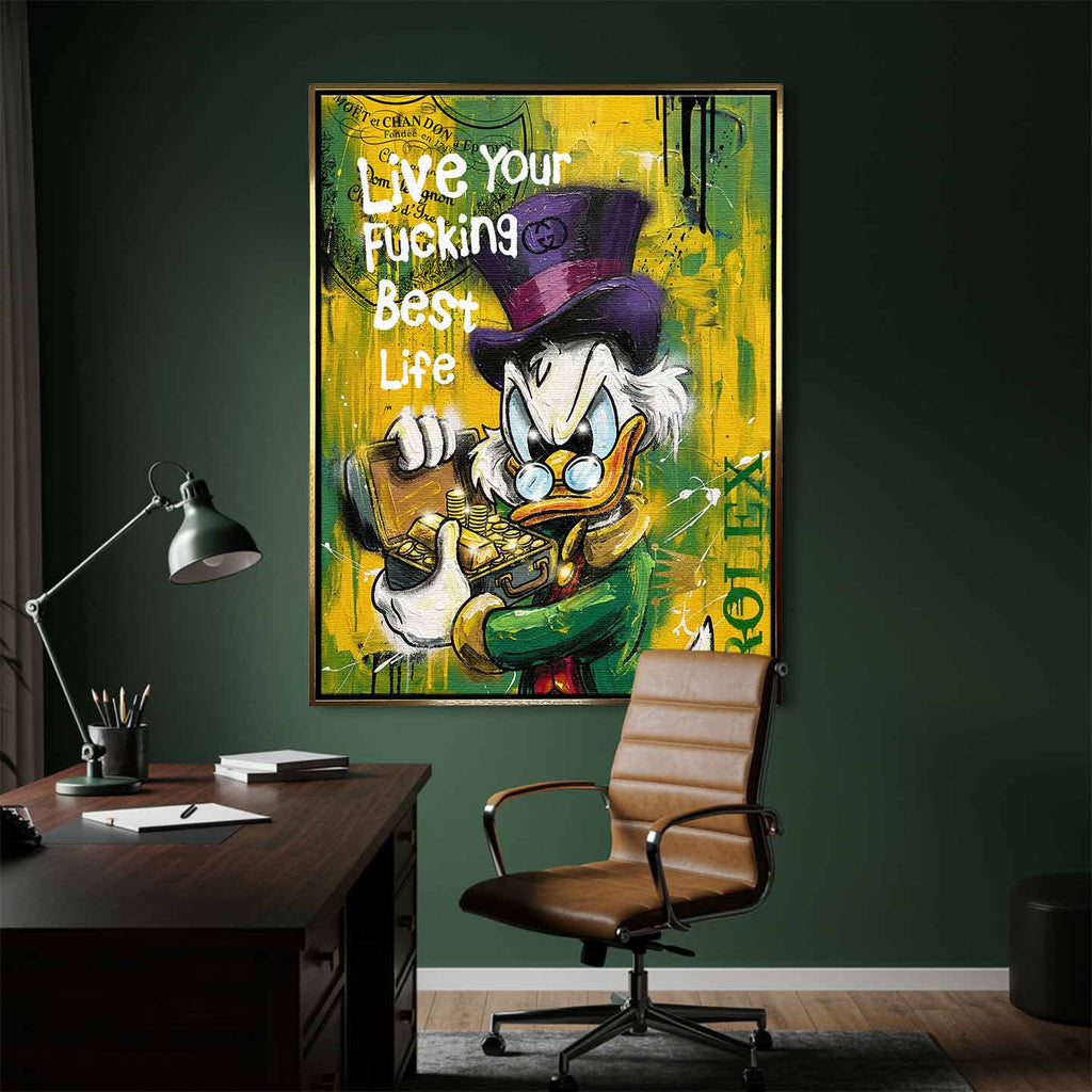 Obraz ze Sknerusem McKwaczem na płótnie Rich Duck – pop art, ze sknerusem mckwaczem trzymającym złoto, motyw pieniędzy, luksusu i sukcesu w intensywnych kolorach żółtego i zielonego.