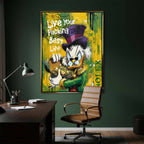 Obraz ze Sknerusem McKwaczem na płótnie Rich Duck – pop art, ze sknerusem mckwaczem trzymającym złoto, motyw pieniędzy, luksusu i sukcesu w intensywnych kolorach żółtego i zielonego.