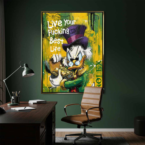Obraz ze Sknerusem McKwaczem na płótnie Rich Duck – pop art, ze sknerusem mckwaczem trzymającym złoto, motyw pieniędzy, luksusu i sukcesu w intensywnych kolorach żółtego i zielonego.