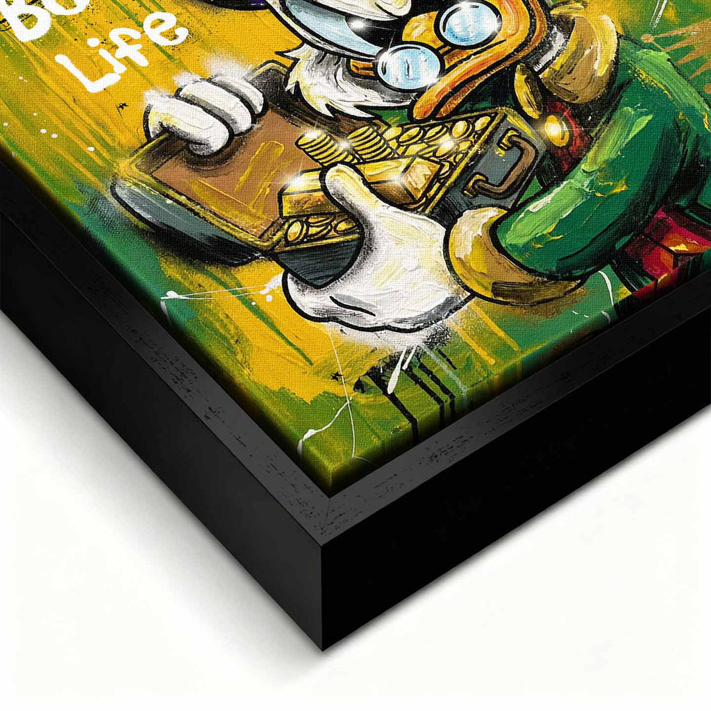 Obraz ze Sknerusem McKwaczem na płótnie Rich Duck – pop art, ze sknerusem mckwaczem trzymającym złoto, motyw pieniędzy, luksusu i sukcesu w intensywnych kolorach żółtego i zielonego.