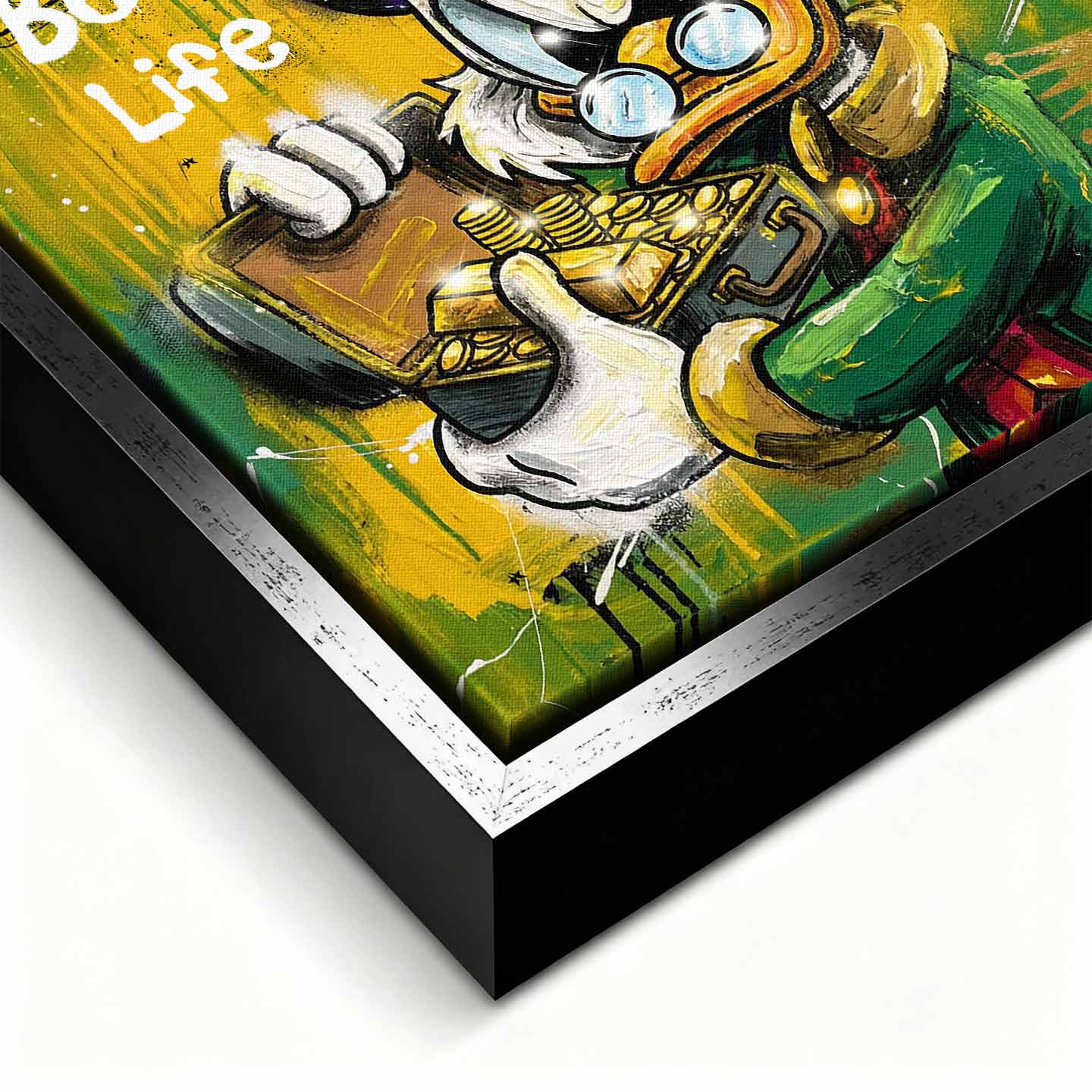 Obraz ze Sknerusem McKwaczem na płótnie Rich Duck – pop art, ze sknerusem mckwaczem trzymającym złoto, motyw pieniędzy, luksusu i sukcesu w intensywnych kolorach żółtego i zielonego.