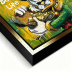 Obraz ze Sknerusem McKwaczem na płótnie Rich Duck – pop art, ze sknerusem mckwaczem trzymającym złoto, motyw pieniędzy, luksusu i sukcesu w intensywnych kolorach żółtego i zielonego.