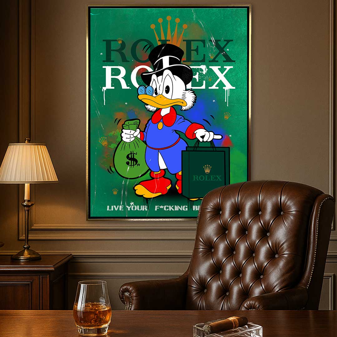 Obraz na płótnie Sknerus McKwacz „Rolex Duck” – Sknerus McKwacz trzymający torbę Rolex i worek pieniędzy, na zielonym tle, symbol luksusu, bogactwa i sukcesu.