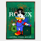 Obraz na płótnie Sknerus McKwacz „Rolex Duck” – Sknerus McKwacz trzymający torbę Rolex i worek pieniędzy, na zielonym tle, symbol luksusu, bogactwa i sukcesu.