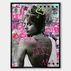 Nowoczesny obraz na płótnie Sophia Loren Spaghetti. Wydruk galeryjny pop art z czarno-białym portretem aktorki, różowym napisem BELLISSIMA i neonową koroną.