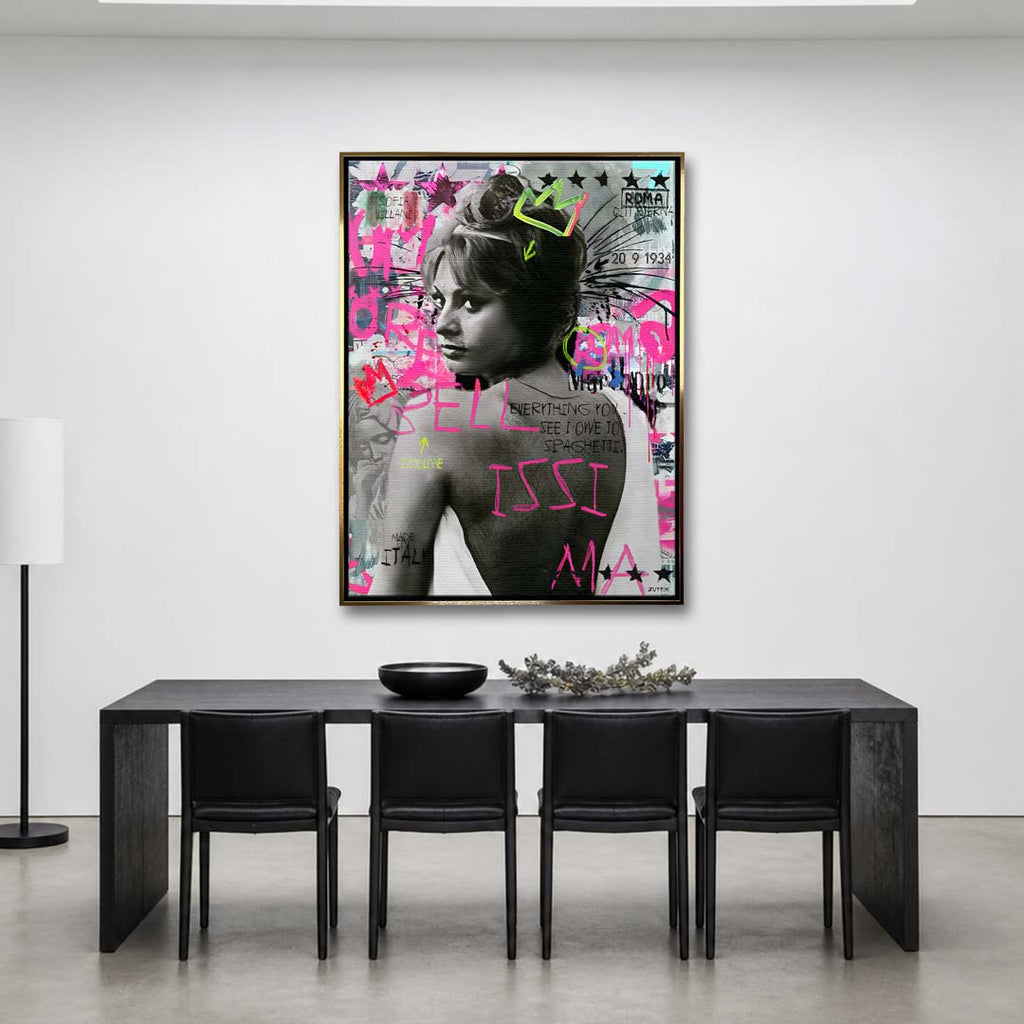 Nowoczesny obraz na płótnie Sophia Loren Spaghetti. Wydruk galeryjny pop art z czarno-białym portretem aktorki, różowym napisem BELLISSIMA i neonową koroną.