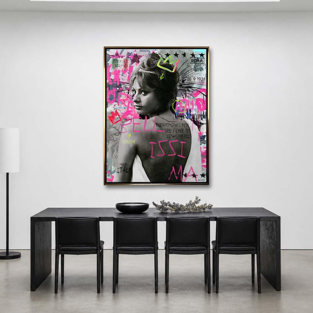 Nowoczesny obraz na płótnie Sophia Loren Spaghetti. Wydruk galeryjny pop art z czarno-białym portretem aktorki, różowym napisem BELLISSIMA i neonową koroną.