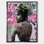 Nowoczesny obraz na płótnie Sophia Loren Spaghetti. Wydruk galeryjny pop art z czarno-białym portretem aktorki, różowym napisem BELLISSIMA i neonową koroną.