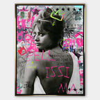 Nowoczesny obraz na płótnie Sophia Loren Spaghetti. Wydruk galeryjny pop art z czarno-białym portretem aktorki, różowym napisem BELLISSIMA i neonową koroną.