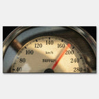 Obraz na płótnie vintage licznik Ferrari. Zbliżenie na prędkościomierz z napisem Ferrari, styl retro, motoryzacja. Limitowana edycja dekoracji ściennej do biura lub salonu.