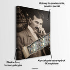 Nowoczesny obraz na płótnie Tesla Dollar przedstawiający portret Nikoli Tesli z efektem przedarcia odsłaniającego banknoty dolarowe, wydruk galeryjny.