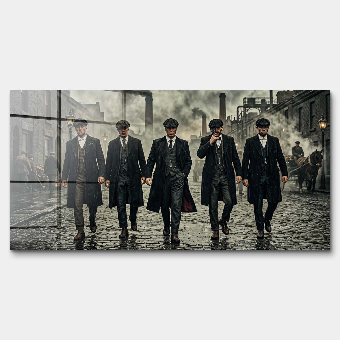 Obraz na szkle akrylowym The Garrison Family przedstawiający eleganckich mężczyzn w płaszczach na tle industrialnej ulicy, wydruk galeryjny.