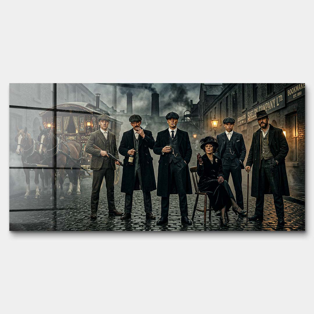 Obraz na szkle akrylowym The History Of Birmingham przedstawiający grupę eleganckich mężczyzn i kobietę na industrialnej ulicy, wydruk galeryjny.