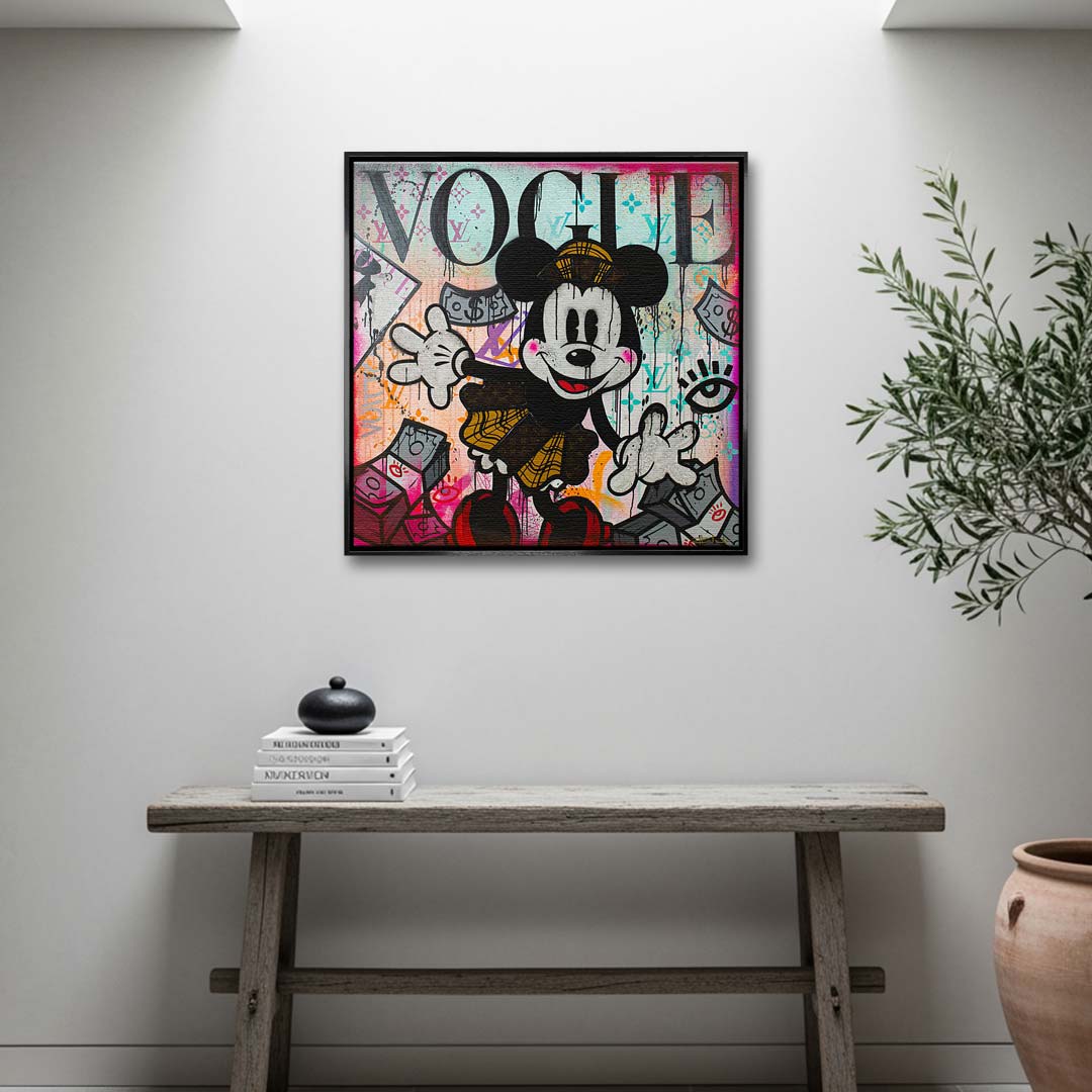Obraz na płótnie pop art przedstawiający postać myszki na tle inspirowanym okładką magazynu modowego i graffiti, wydruk galeryjny.