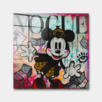 Obraz na szkle akrylowym pop art przedstawiający postać myszki na tle inspirowanym okładką magazynu modowego i graffiti, wydruk galeryjny.