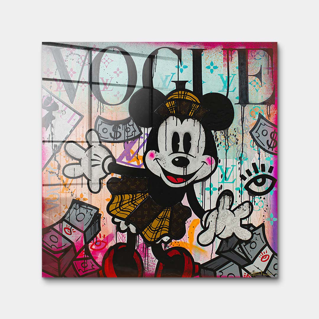 Obraz na szkle akrylowym pop art przedstawiający postać myszki na tle inspirowanym okładką magazynu modowego i graffiti, wydruk galeryjny.