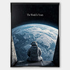 Nowoczesny obraz na płótnie z astronautą patrzącym na Ziemię z kosmosu i napisem The World Is Yours. Wydruk galeryjny w ciemnych barwach.