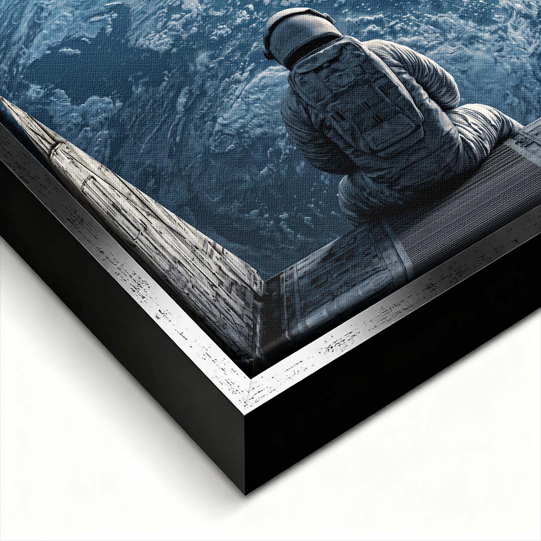 Nowoczesny obraz na płótnie z astronautą patrzącym na Ziemię z kosmosu i napisem The World Is Yours. Wydruk galeryjny w ciemnych barwach.