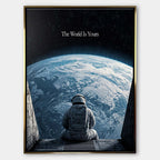 Nowoczesny obraz na płótnie z astronautą patrzącym na Ziemię z kosmosu i napisem The World Is Yours. Wydruk galeryjny w ciemnych barwach.