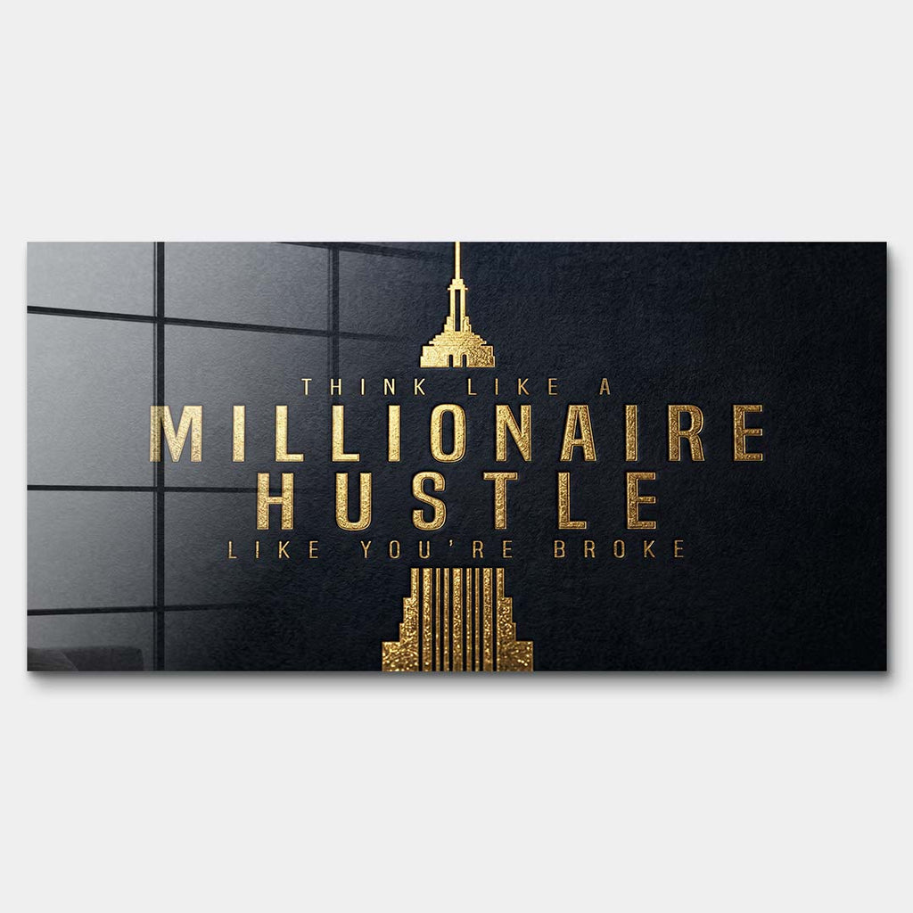 Motywacyjny obraz na szkle akrylowym z eleganckim złotym napisem Think Like A Millionaire Hustle Like You're Broke na czarnym tle, wydruk galeryjny do biura.