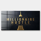 Motywacyjny obraz na szkle akrylowym z eleganckim złotym napisem Think Like A Millionaire Hustle Like You're Broke na czarnym tle, wydruk galeryjny do biura.