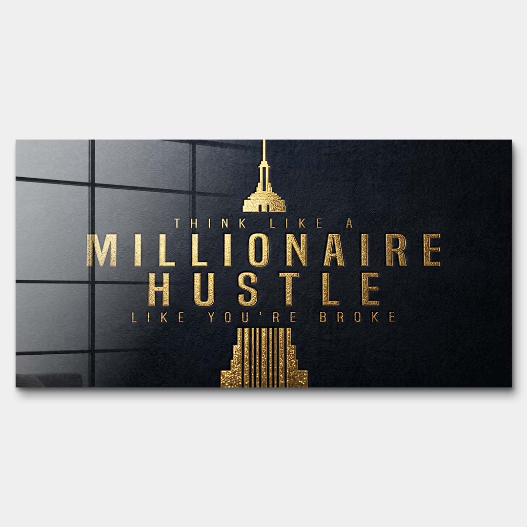 Motywacyjny obraz na szkle akrylowym z eleganckim złotym napisem Think Like A Millionaire Hustle Like You're Broke na czarnym tle, wydruk galeryjny do biura.