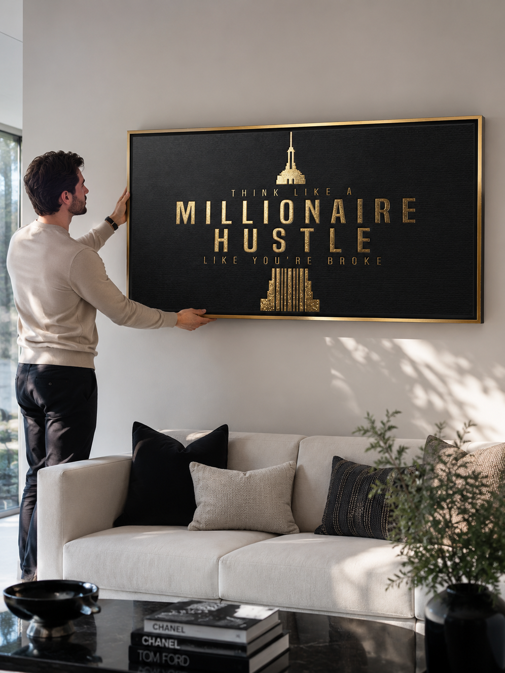 Motywacyjny obraz na płótnie z eleganckim złotym napisem Think Like A Millionaire Hustle Like You're Broke na czarnym tle, wydruk galeryjny do biura.