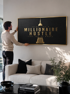 Motywacyjny obraz na płótnie z eleganckim złotym napisem Think Like A Millionaire Hustle Like You're Broke na czarnym tle, wydruk galeryjny do biura.