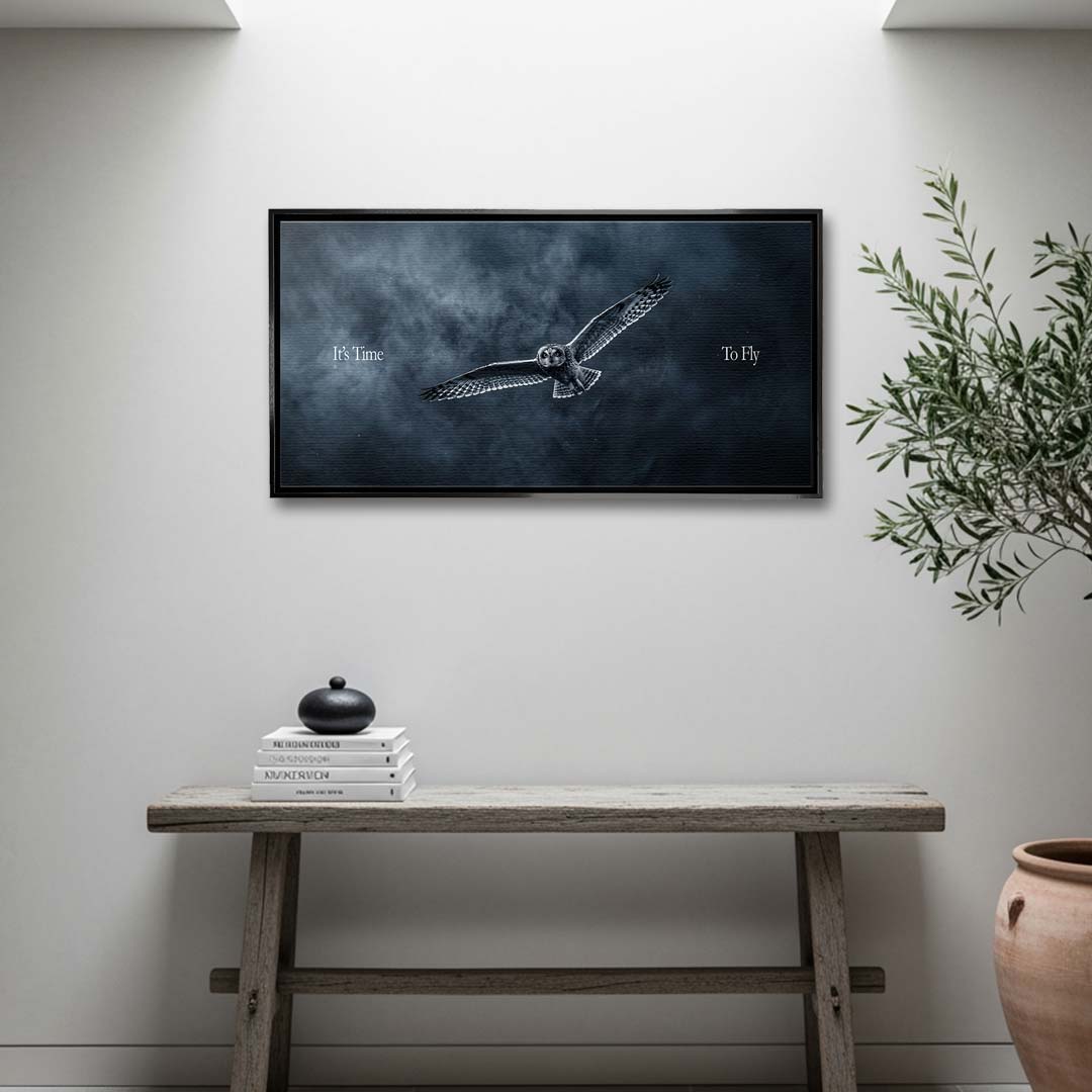 Nowoczesny motywacyjny obraz na płótnie przedstawiający sowę w locie na ciemnym tle z napisem It's Time To Fly, wydruk galeryjny czarno-biały.