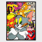 Obraz na płótnie Tom i Jerry Cigarette Break z motywami Chanel i graffiti, przedstawiający Toma z cygarem i Jerry’ego z pieniędzmi, w stylu pop-art.